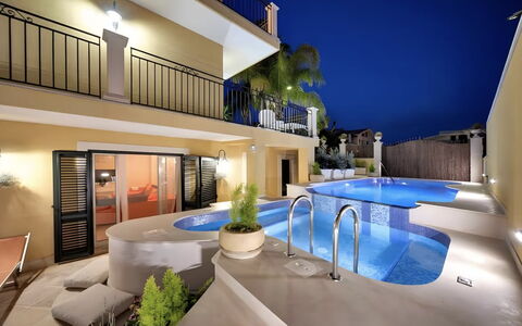 Villa Magda: Zwembad, Toevlucht, Eco Hotel, Appartement, Landgoed, Thermae, Buitenmeubels, Villa, Hotel, Ligstoel