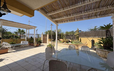 Villa Magda: Meubilair, Verdieping, Stoel, Schaduw, Buitenmeubels, Toevlucht, Bloempot, Outdoor Structuur, Eco Hotel, Balkon