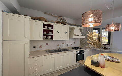 Villa Magda: Meubilair, Interieur Ontwerp, Keuken, Countertop, Flooring, Lichte Inrichting, Hout, Plafond, Cabinetry, Verdieping
