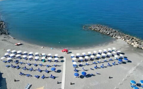 Baia di Tempsa Beach and Sea: Zee, Kust En Oceanic Landvormen, Strand, Kust, Oceaan, Kust, Baai, Paraplu, Tropen, Caribbean