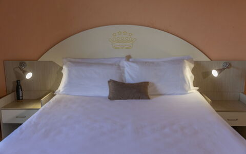 Baia di Tempsa Beach and Sea: Bed, Interieur Ontwerp, Bedding, Slaapkamer, Meubilair, Laken, Muur, Verdieping, Hout, Flooring