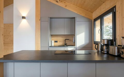 02 Nth031 Sup Chalet mit Sauna und Hot Tub 2 Etage: Keuken, Plafond, Countertop, Interieur Ontwerp, Cabinetry, Gootsteen, Lichte Inrichting, Toestel Van De Keuken, Loodgieterswerkinrichting, Huishoudapparatuur