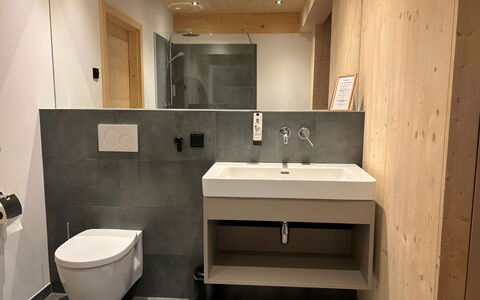 02 Nth031 Sup Chalet mit Sauna und Hot Tub 2 Etage: Flooring, Hout, Verdieping, Interieur Ontwerp, Loodgieterswerkinrichting, Wastafel In De Badkamer, Wastafel, Badkamer, Loodgieter, Appartement