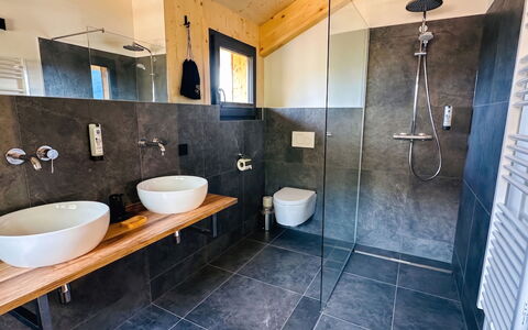 02 Nth051 18B Sup Chalet mit Sauna und Hot Tub 2 e: Flooring, Loodgieterswerkinrichting, Verdieping, Badkamer, Interieur Ontwerp, Wastafel In De Badkamer, Wastafel, Loodgieter, Kraan, Tegel