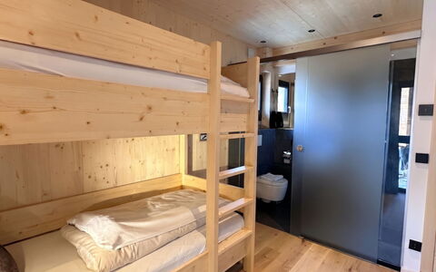 02 Nth051 18B Sup Chalet mit Sauna und Hot Tub 2 e: Hout, Flooring, Meubilair, Interieur Ontwerp, Verdieping, Slaapkamer, Plafond, Bed, Hardwood, Beits