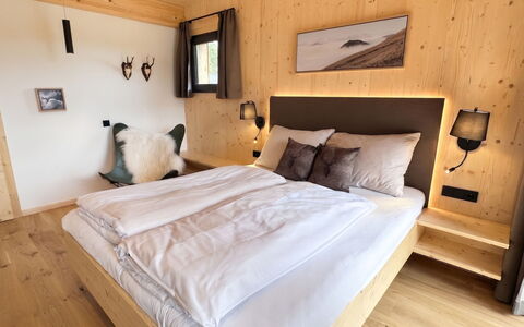 02 Nth051 18B Sup Chalet mit Sauna und Hot Tub 2 e: Slaapkamer, Bed, Bed Frame, Bedding, Verblijf, Laken, Hardwood, Beits, Suite, Blokhut