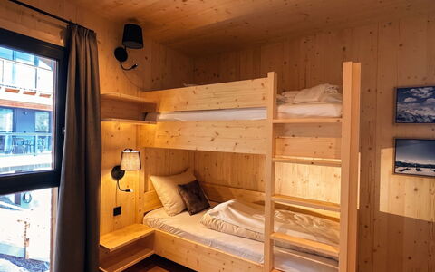 02 Nth051 18B Sup Chalet mit Sauna und Hot Tub 2 e: Hout, Interieur Ontwerp, Plafond, Slaapkamer, Beits, Hardwood, Bed, Bed Frame, Blokhut, Timmerhout