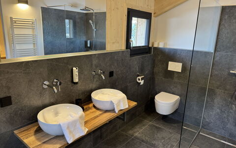 02 Nth051 18B Sup Chalet mit Sauna und Hot Tub 2 e: Flooring, Loodgieterswerkinrichting, Interieur Ontwerp, Hout, Verdieping, Wastafel In De Badkamer, Wastafel, Badkamer, Kraan, Loodgieter