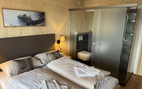 02 Nth051 18B Sup Chalet mit Sauna und Hot Tub 2 e: Slaapkamer, Bed, Laken, Interieur Ontwerp, Bed Frame, Bedding, Meubilair, Verdieping, Flooring, Kamer