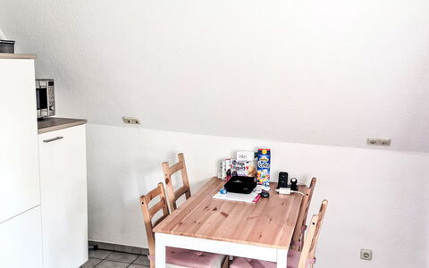 Workbase Nidderau: Meubilair, Flooring, Interieur Ontwerp, Verdieping, Hout, Plafond, Kamer, Houten Vloer, Keuken En Eettafel, Tafel