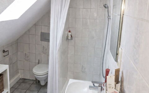 Workbase Nidderau: Badkamer, Loodgieterswerkinrichting, Flooring, Muur, Verdieping, Interieur Ontwerp, Loodgieter, Kraan, Kamer, Bad