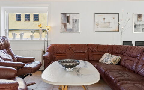 Tanja - 1.5Km from the Sea: Meubilair, Bankstel, Interieur Ontwerp, Hout, Flooring, Verdieping, Woonkamer, Huis, Verlichting, Kamer