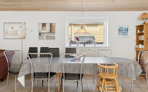 Tanja - 1.5Km from the Sea: Meubilair, Flooring, Interieur Ontwerp, Hout, Verdieping, Plafond, Stoel, Tafel, Keuken En Eettafel, Eetkamer