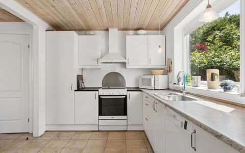Tanja - 1.5Km from the Sea: Keuken, Countertop, Flooring, Interieur Ontwerp, Muur, Toestel Van De Keuken, Hout, Plafond, Major Appliance, Cabinetry