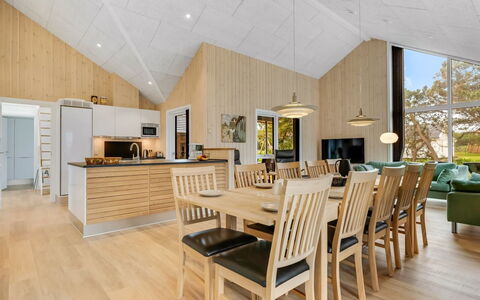 Ylermi - 600M from the Sea: Hout, Plafond, Huis, Flooring, Houten Vloer, Hardwood, Verblijf, Plank, Beits, Woonkamer