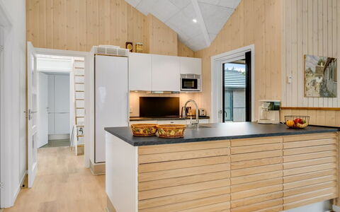 Ylermi - 600M from the Sea: Hout, Flooring, Keuken, Plafond, Interieur Ontwerp, Houten Vloer, Countertop, Verdieping, Meubilair, Huis