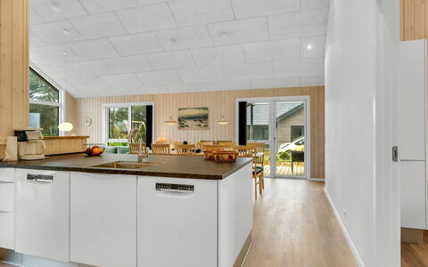 Ylermi - 600M from the Sea: Flooring, Hout, Verdieping, Interieur Ontwerp, Plafond, Keuken, Houten Vloer, Countertop, Meubilair, Keuken En Eettafel
