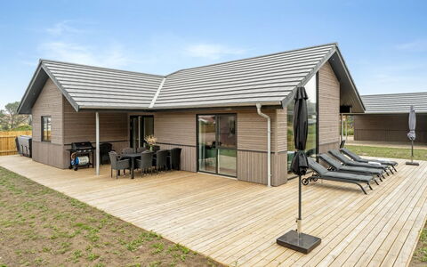 Ylermi - 600M from the Sea: Dak, Huis, Siding, Verblijf, Veranda, Dek, Hardwood, Schaduw, Garden Gebouwen, Werf
