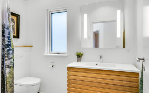 Ylermi - 600M from the Sea: Loodgieterswerkinrichting, Flooring, Badkamerkast, Verdieping, Wastafel, Loodgieter, Wastafel In De Badkamer, Interieur Ontwerp, Kraan, Badkamer