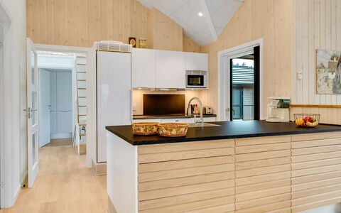 Ylermi - 600M from the Sea: Hout, Flooring, Interieur Ontwerp, Keuken, Houten Vloer, Plafond, Verdieping, Countertop, Meubilair, Cabinetry