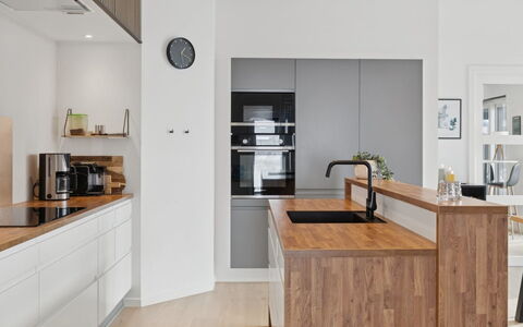 Hubertina - 900M from the Sea: Meubilair, Keuken, Countertop, Toestel Van De Keuken, Cabinetry, Flooring, Interieur Ontwerp, Verdieping, Major Appliance, Hout