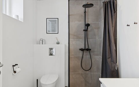 Hubertina - 900M from the Sea: Loodgieterswerkinrichting, Muur, Flooring, Badkamer, Interieur Ontwerp, Verdieping, Toilet, Loodgieter, Tegel, Wc Bril