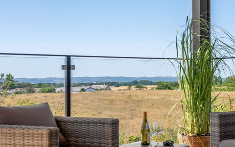 Hubertina - 900M from the Sea: Meubilair, Buitenmeubels, Stoel, Balkon, Schaduw, Buitentafel, Hek, Bloempot, Patio, Kamerplant