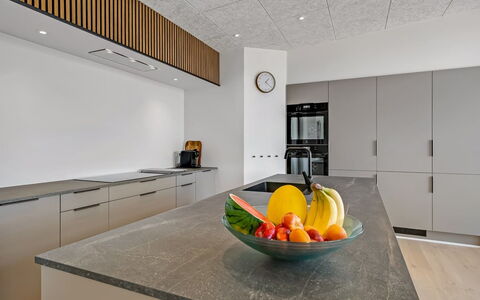 Hubertina - 900M from the Sea: Keuken, Flooring, Interieur Ontwerp, Countertop, Hout, Plafond, Verdieping, Cabinetry, Toestel Van De Keuken, Meubilair