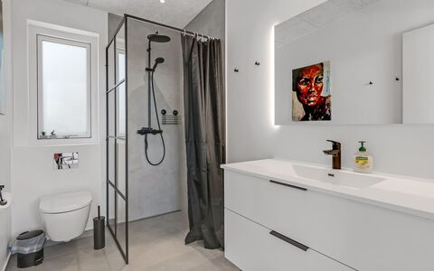 Hubertina - 900M from the Sea: Flooring, Verdieping, Interieur Ontwerp, Loodgieterswerkinrichting, Badkamerkast, Plafond, Loodgieter, Tegel, Huis, Badkamer