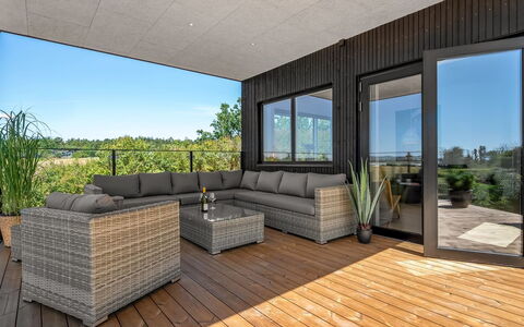 Hubertina - 900M from the Sea: Hout, Houten Vloer, Hardwood, Verdieping, Plank, Dek, Beits, Veranda, Timmerhout, Schaduw