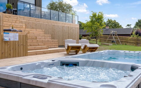 Hubertina - 900M from the Sea: Zwembad, Samengesteld Materiaal, Dek, Bad, Jacuzzi, Hardwood, Toevlucht, Beits, Patio