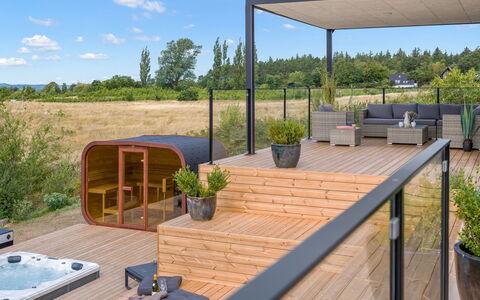Hubertina - 900M from the Sea: Dek, Schaduw, Patio, Buitenmeubels, Tuin, Outdoor Structuur, Beits, Bloempot, Hardwood, Ontwerp