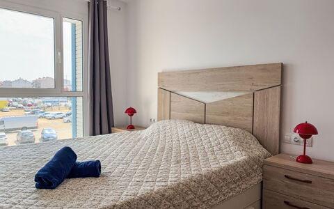 Sonnige Ferien: Meubilair, Bed, Interieur Ontwerp, Verdieping, Slaapkamer, Flooring, Muur, Hout, Kamer, Laken
