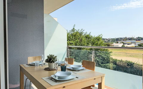 Sonnige Ferien: Meubilair, Interieur Ontwerp, Verdieping, Flooring, Stoel, Keuken En Eettafel, Appartement, Glas, Schaduw, Balkon