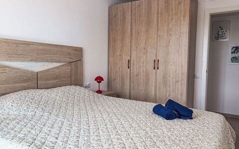 Sonnige Ferien: Bed, Meubilair, Bedding, Slaapkamer, Verdieping, Interieur Ontwerp, Laken, Muur, Flooring, Kamer