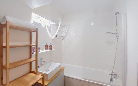 Beau Séjour: Muur, Loodgieterswerkinrichting, Flooring, Interieur Ontwerp, Badkamer, Verdieping, Kamer, Loodgieter, Kraan, Wastafel In De Badkamer