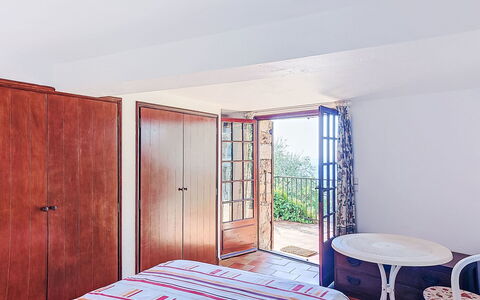 Balcon D'Azur: Bed, Muur, Slaapkamer, Meubilair, Hout, Laken, Bedding, Interieur Ontwerp, Textiel, Verdieping
