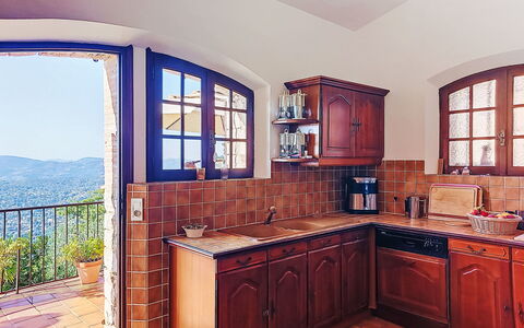 Balcon D'Azur: Hout, Keuken, Meubilair, Cabinetry, Flooring, Countertop, Interieur Ontwerp, Toestel Van De Keuken, Verdieping, Beits