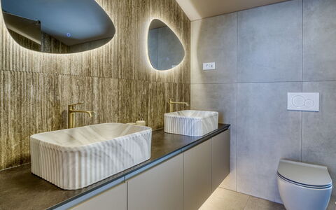 Black Imperium: Muur, Interieur Ontwerp, Flooring, Loodgieterswerkinrichting, Wastafel, Verdieping, Kraan, Verlichting, Lichte Inrichting, Badkamer