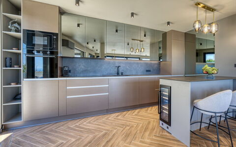 Black Imperium: Interieur Ontwerp, Meubilair, Keuken, Flooring, Countertop, Verdieping, Cabinetry, Hout, Plafond, Lichte Inrichting