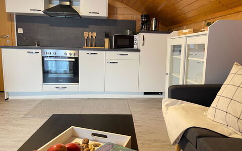 Allalinblick: Hout, Meubilair, Flooring, Interieur Ontwerp, Verdieping, Cabinetry, Kamer, Plafond, Appartement, Keuken