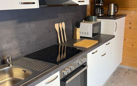 Allalinblick: Keuken, Toestel Van De Keuken, Countertop, Flooring, Hout, Major Appliance, Cabinetry, Gootsteen, Interieur Ontwerp, Loodgieterswerkinrichting