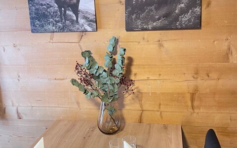 Allalinblick: Hout, Meubilair, Tafel, Flooring, Interieur Ontwerp, Stoel, Keuken En Eettafel, Eetkamer, Beits, Restaurant