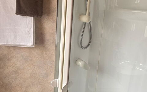 Allalinblick: Verdieping, Douche, Deur Van De Douche, Badkamer, Deur, Loodgieter, Loodgieterswerkinrichting, Douchekop, Deurklink, Tegel