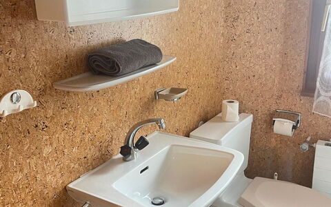 Allalinblick: Loodgieterswerkinrichting, Wastafel In De Badkamer, Wastafel, Loodgieter, Verdieping, Flooring, Badkamer, Kraan, Wc Bril, Toilet
