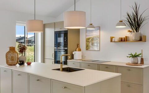 Thorlef - 500M from the Sea: Interieur Ontwerp, Keuken, Flooring, Meubilair, Lichte Inrichting, Countertop, Plafond, Cabinetry, Verdieping, Toestel Van De Keuken