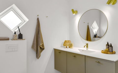 Thorlef - 500M from the Sea: Spiegel, Loodgieterswerkinrichting, Interieur Ontwerp, Badkamerkast, Badkamer, Loodgieter, Lichte Inrichting, Kraan, Wastafel, Cabinetry