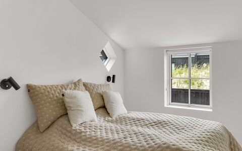 Thorlef - 500M from the Sea: Slaapkamer, Bed, Muur, Interieur Ontwerp, Bedding, Plafond, Laken, Linens, Meubilair, Verdieping
