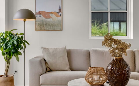 Thorlef - 500M from the Sea: Meubilair, Flooring, Interieur Ontwerp, Hout, Verdieping, Woonkamer, Bloempot, Tafel, Kamer, Bruin
