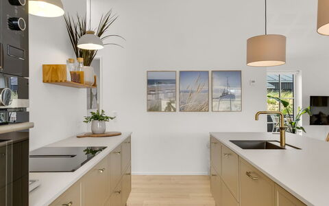 Thorlef - 500M from the Sea: Keuken, Countertop, Flooring, Interieur Ontwerp, Meubilair, Hout, Cabinetry, Verdieping, Toestel Van De Keuken, Plafond